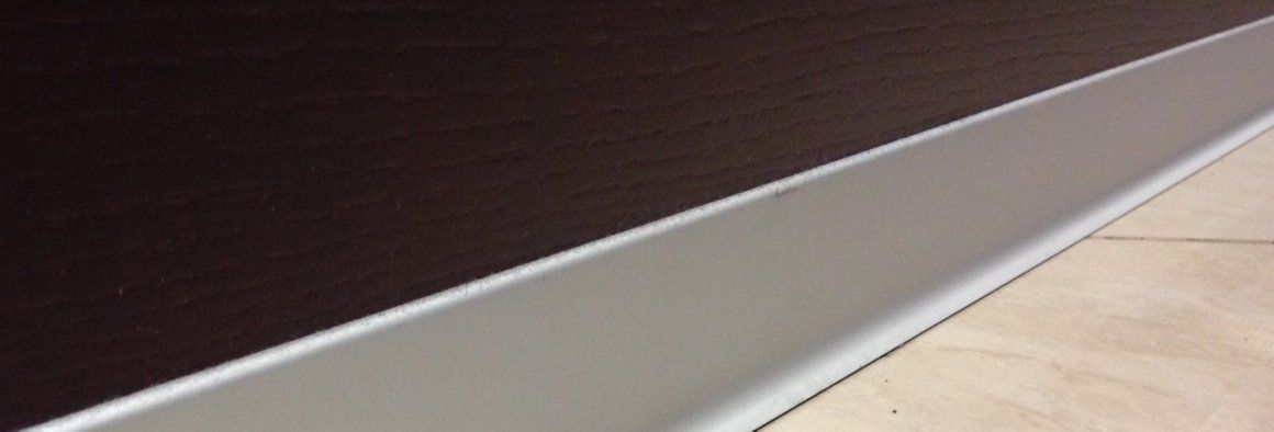 Плинтус алюминиевый L-образный анодированное серебро (3000*11*100 мм) — купить в Кемерово