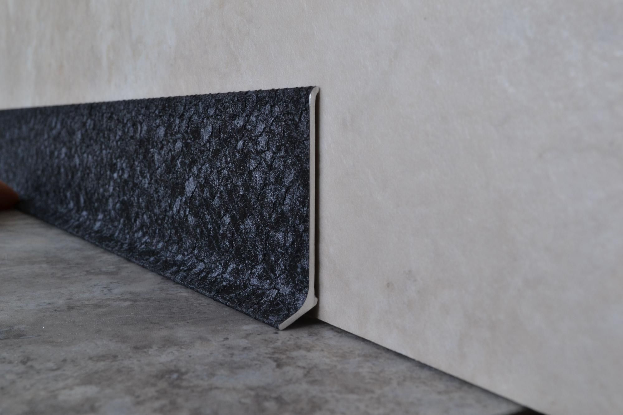 Плинтус алюминиевый L-образный текстура кожи черная (2500*11*60 мм) — купить в Кемерово