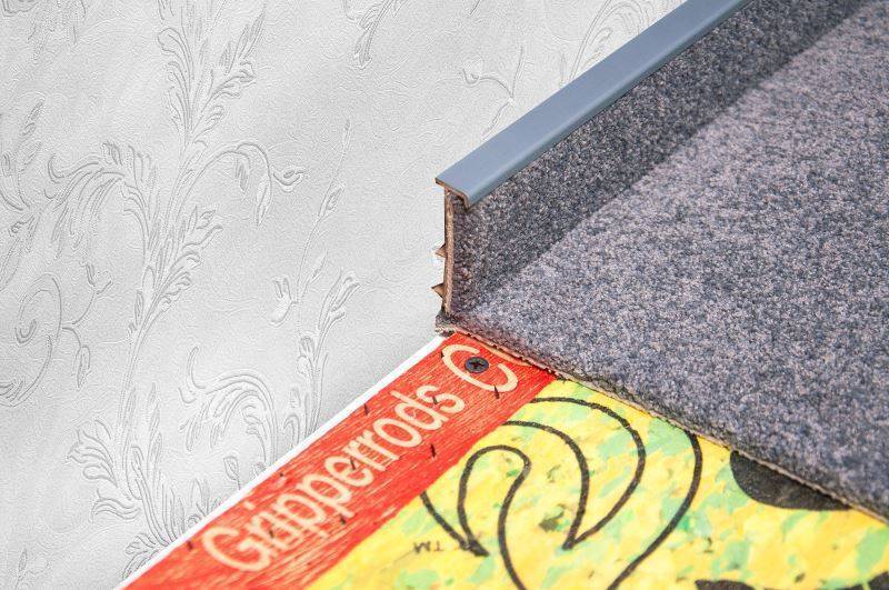 Плинтус для ковролина "Korner" Listwa графит (2500*13,8*50 мм) — купить в Кемерово