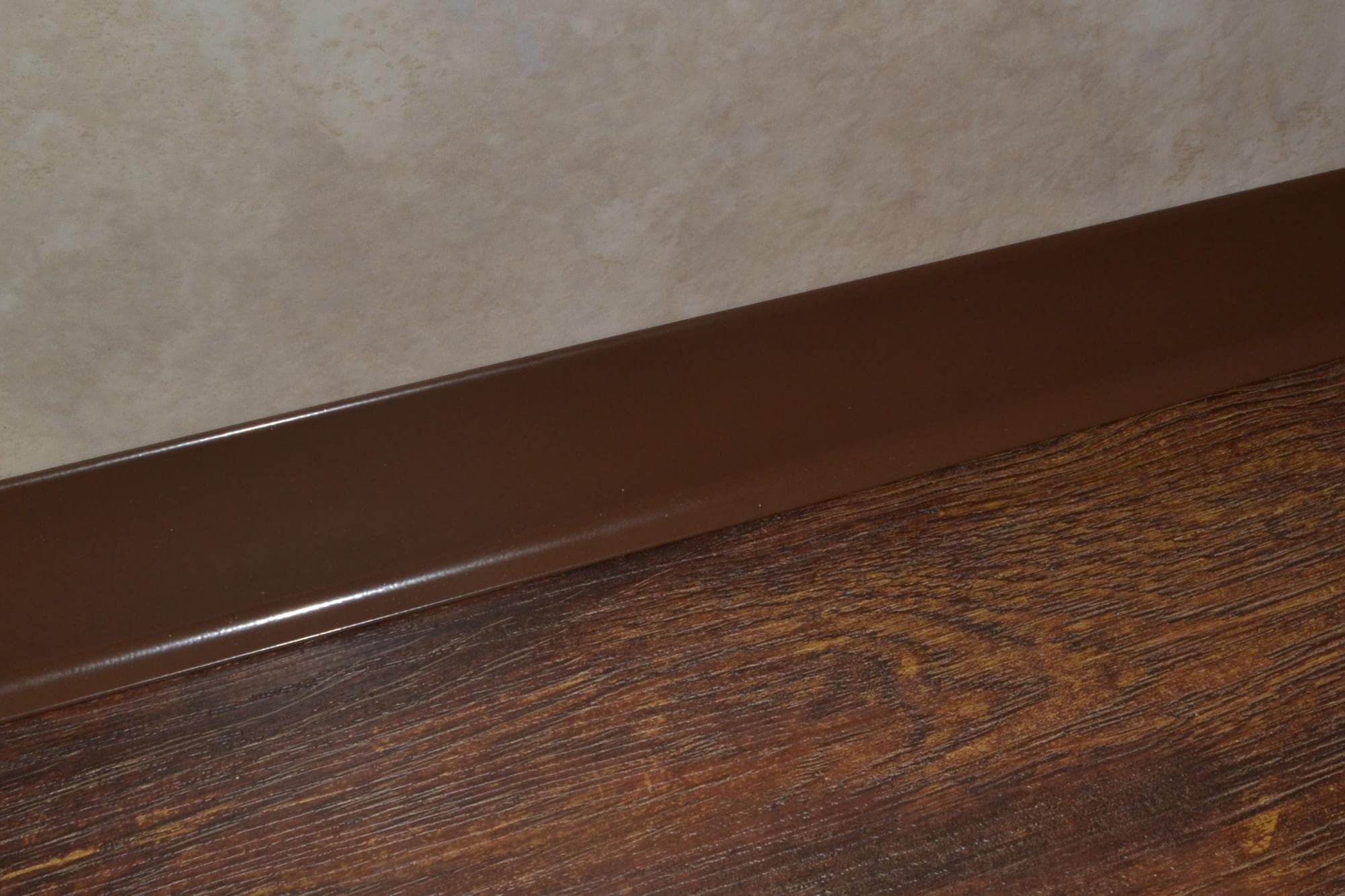 Плинтус алюминиевый L-образный шоколад (2500*11*60 мм) — купить в Кемерово